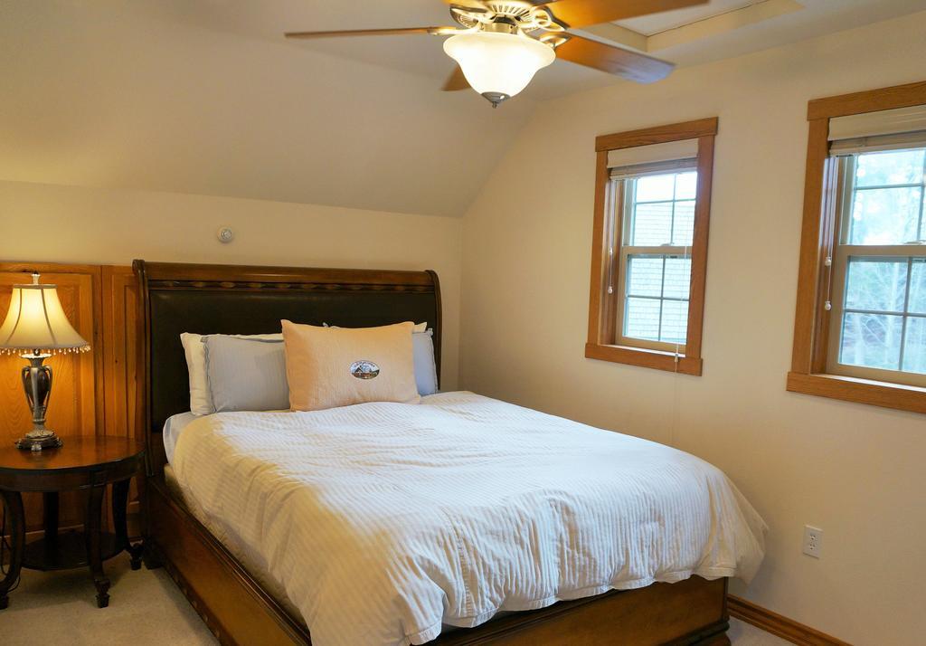 Glacier Mountain Lodge Кълъмбия Фолс Стая снимка