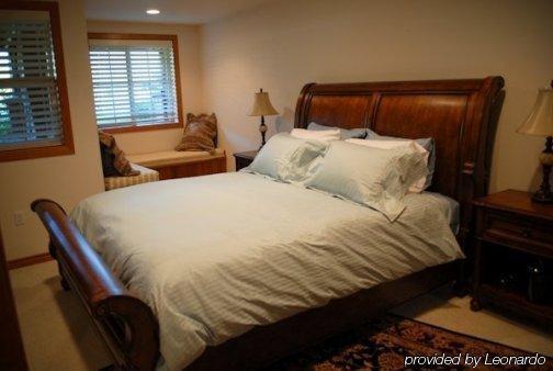 Glacier Mountain Lodge Кълъмбия Фолс Стая снимка
